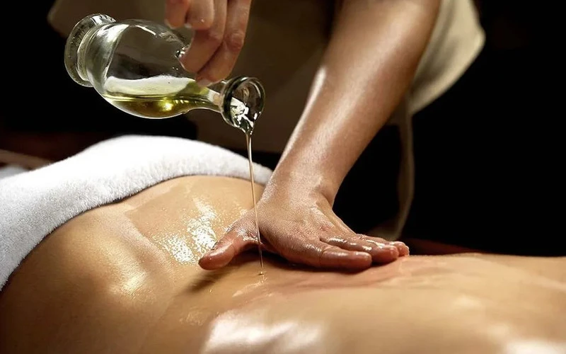 People with a sedentary lifestyle should try the Ginger oil massage 60 minutes (Source: Internet)