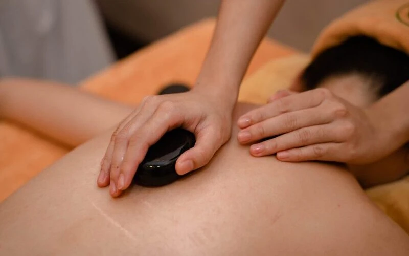 The Hot stone massage for 60 minutes helps improve sleep quality (Source: Internet).