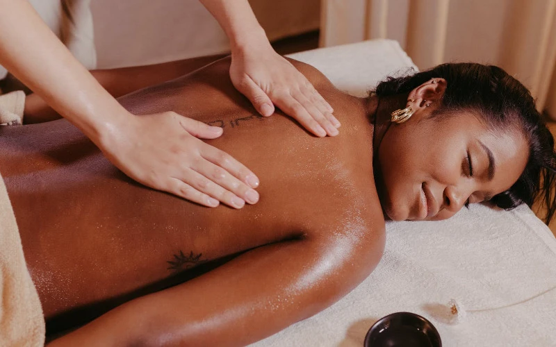 Swedish massage is suitable for most people, but if you have underlying health conditions, please consult your doctor before treatment (Source: Internet)