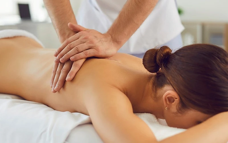 Swedish massage helps stimulate muscles and increase blood circulation, bringing a refreshing and energetic feeling (Source: Internet)