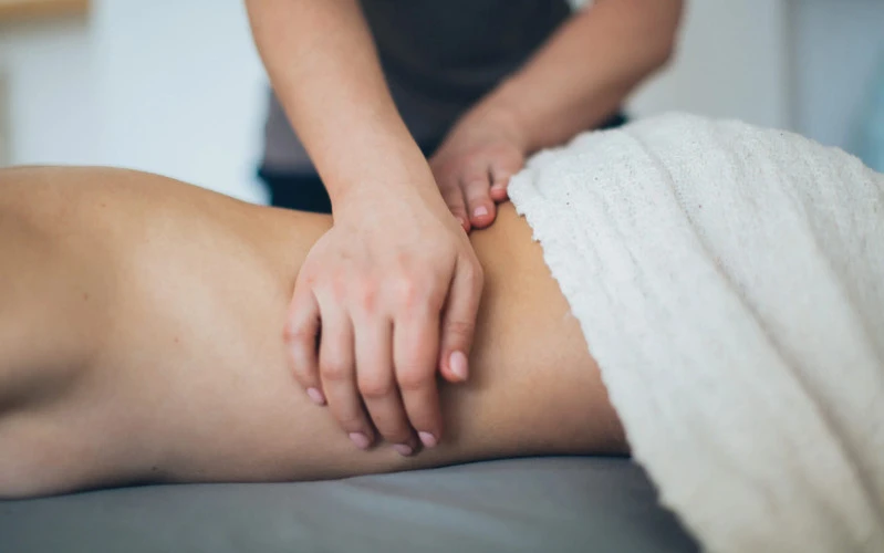 Quy trình thực hiện massage trị liệu vùng lưng - cổ - eo (Nguồn: Internet)
